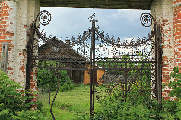 Храмовый ансамбль в с. Николо-Погост - Северные ворота комплекса.